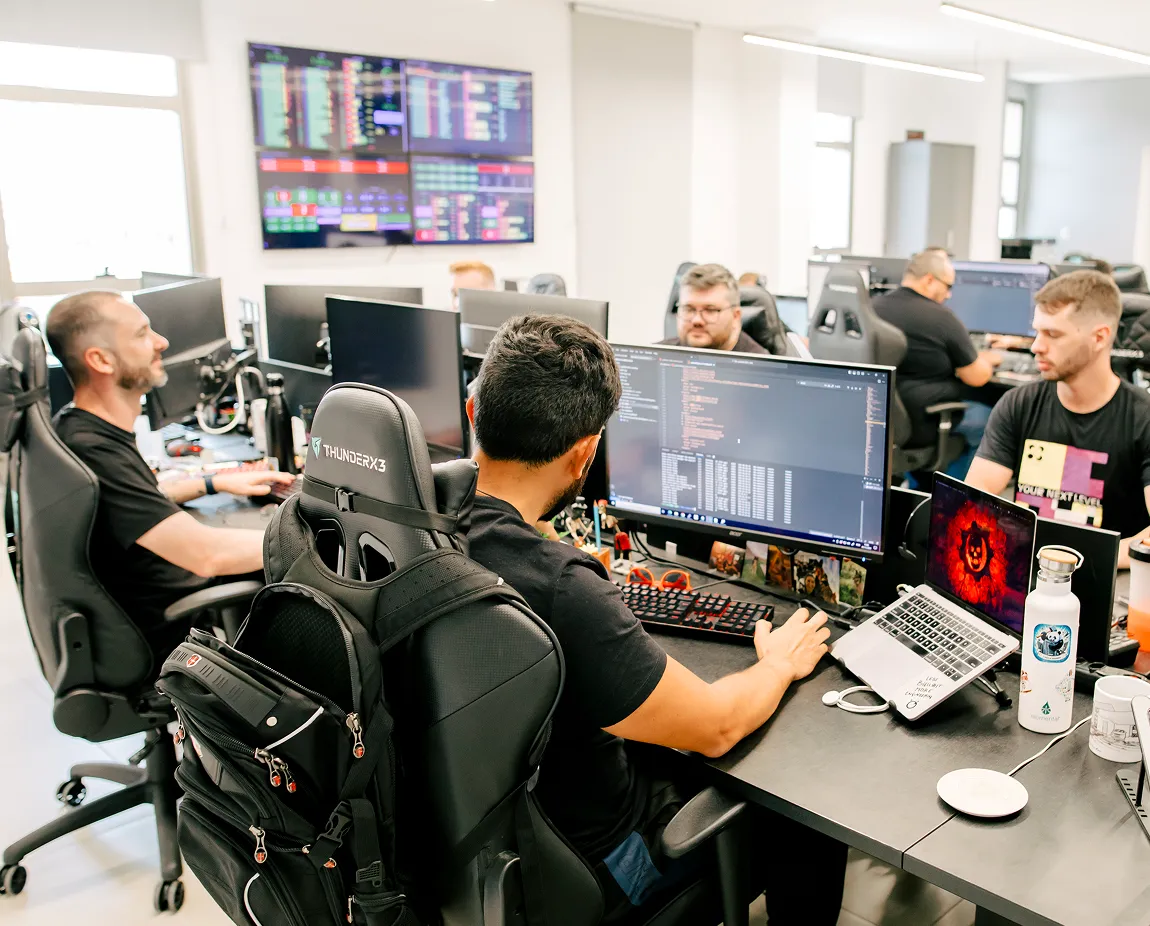 Engenheiros e SREs da Optidata em turno na sala de operações